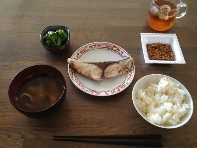 Snapdishの料理写真:10/29 朝食 ぶりの塩焼き、お味噌汁(あさげ＋ごま油)|かほさん