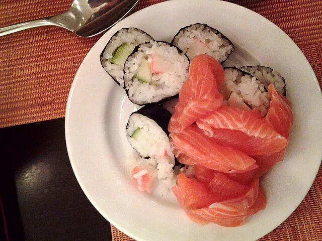 sushi roll and salmon|Raine Melissa Rimanさん