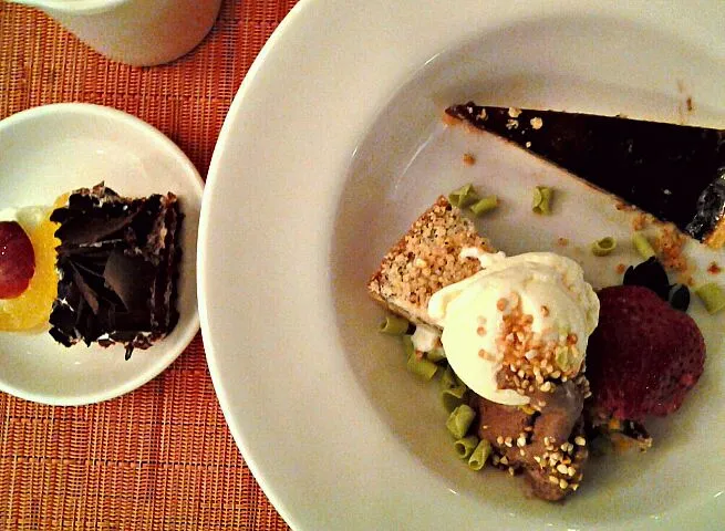 chocolate cake and chocholate pie & apple pie with vanilla and choco ice cream with pandan choco shaving|Raine Melissa Rimanさん