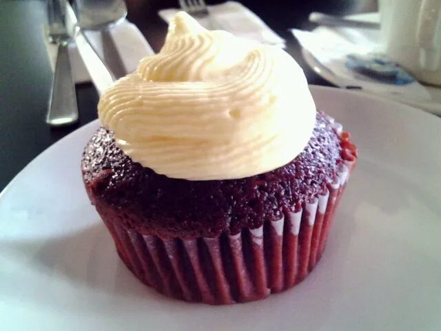 red velvet with cream cheese|Raine Melissa Rimanさん