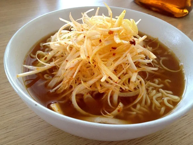 お昼のラーメン 白ネギ辛味|庭のうぐいすさん