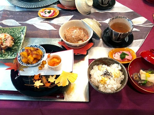 栗おこわ  鶏だんごのあんかけ  いいかのウニ和え  鶏肉茶巾焼き  アサリのお吸い物  栗とさつまいものとが煮|ナベさん