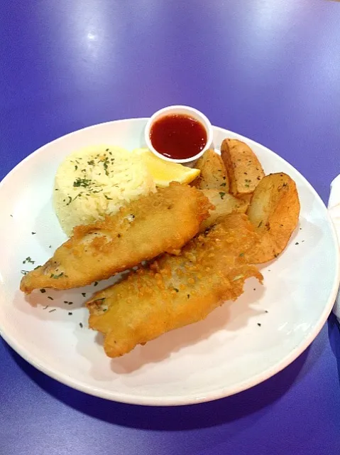 Deep fried snapper fillet with wedges and butter rice. Served with spicy garlic chilli!|Rhythmiqueさん