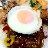 いつものやつ。ある日はカレーにホタテフライ、ピーマン肉詰め、焼肉、野菜たっぷり。目玉焼の下にはコロッケが隠れてる。渾身の一皿。|Hajime Fujiiさん