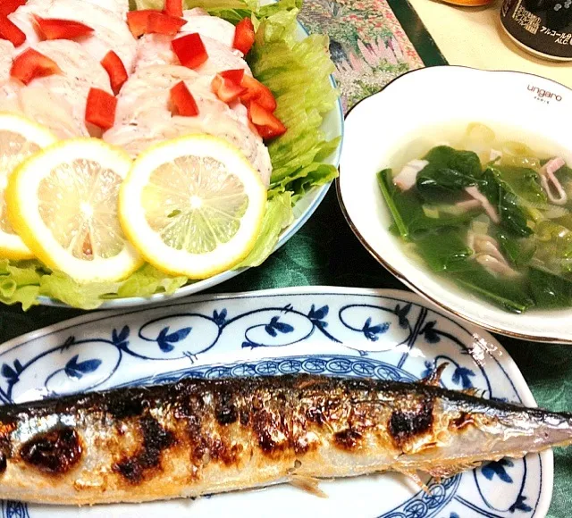 Snapdishの料理写真:蒸し鶏🐔秋刀魚の塩焼き🐟ベーコンとほうれん草のスープ|ちーねーさん