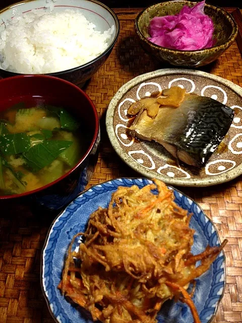 Snapdishの料理写真:サバ煮つけ.切干し大根かき揚げ.紅大根酢の物.青梗菜お味噌汁|サクラさん