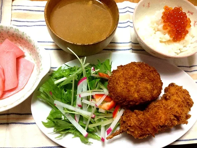 お肉屋さんのコロッケといくらご飯、なめこ汁にカブのお漬物|まりこさん