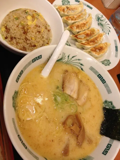 とんこつラーメン＆餃子＆炒飯|osakana555さん