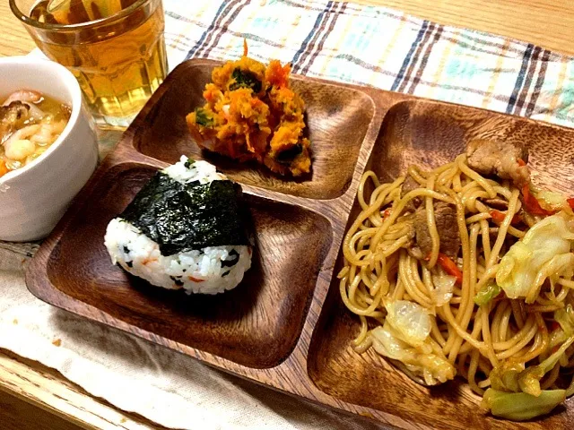 今日は手抜きプレート☆焼きそばと中華スープと昨日のかぼちゃサラダ♪|satomiさん