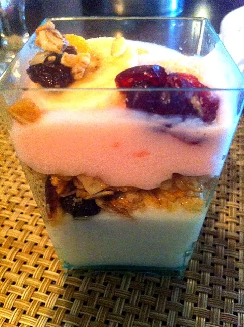 Yogurt granola and fruit!|Kimberly H.さん