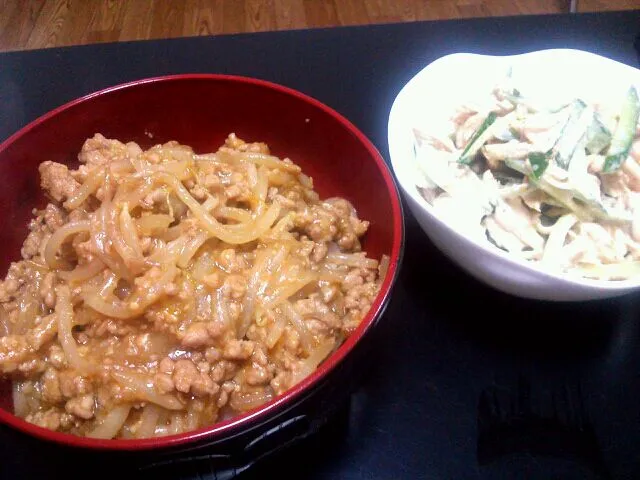 もやしと挽肉のピリ辛丼、ささみときゅうりのサラダ|かなかなさん