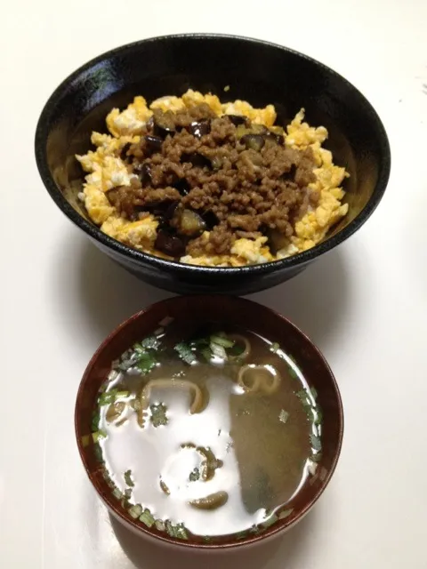 ナスと肉味噌丼とお味噌汁|ゆっちゃんさん