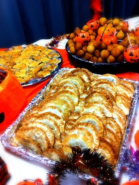 Snapdishの料理写真:Pasteis, Torta e Salgadinhos para o Halloween|lucia inoueさん