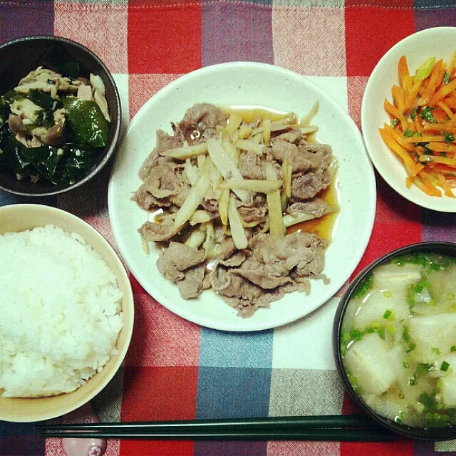 牛肉のしぐれ煮、しめじとわかめのツナ和え、にんじん炒め、味噌汁|りかさん