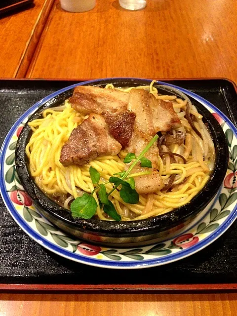 ふじさくら石焼豚トン焼麺  10月28日、中央道談合坂SAにて|テツヤさん