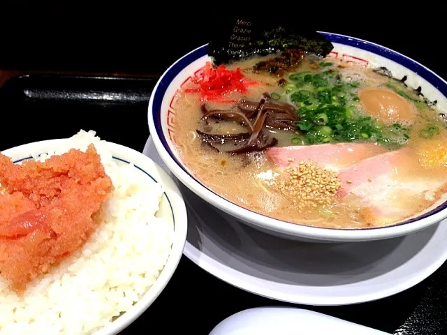 博多ラーメン味玉付き、明太子ご飯も。|Agaricusさん