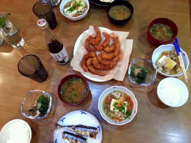 秋刀魚塩焼、豆腐野菜あんかけ、なめこの味噌汁、春菊おひたし、エビフライ。作りすぎた。。|わかさん