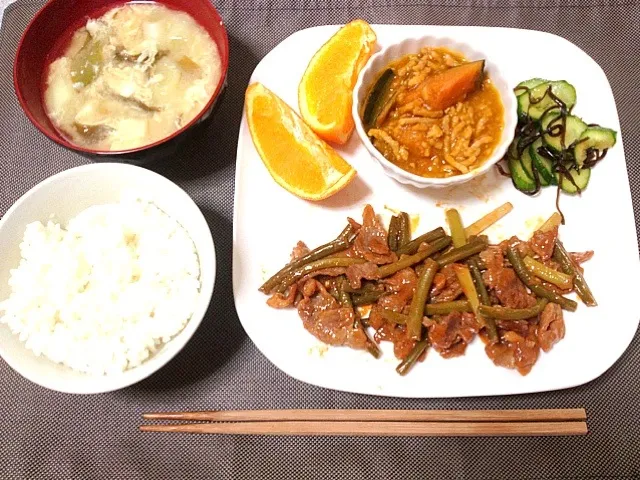 Snapdishの料理写真:かぼちゃの煮付け、きゅうりの塩昆布、肉とにんにくの芽、味噌汁|なつはらさん