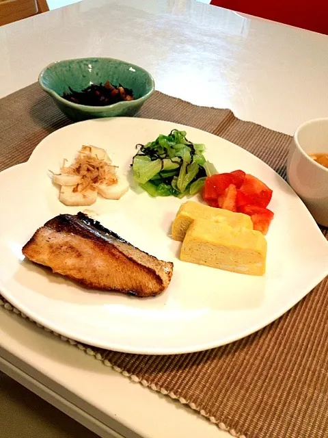 ブリの照り焼き＊卵焼き＊山芋＊キャベツ塩昆布和え＊トマト＊ひじき煮＊豆腐と揚げのお味噌汁|りるのんさん