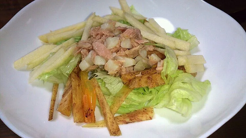 salad mix with fruits, potato and tuna!! # Yummy <3|joさん