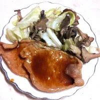 Snapdishの料理写真:豚丼☻きのことキャベツの炒め物|chiiさん