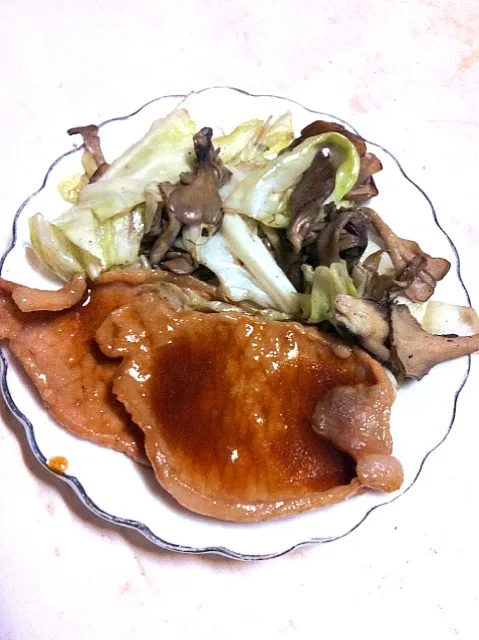 Snapdishの料理写真:豚丼☻きのことキャベツの炒め物|chiiさん