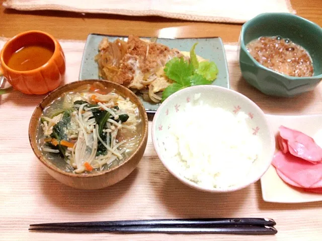 鶏団子スープとカツの卵とじ、納豆ご飯、かぼちゃプリン|まりこさん