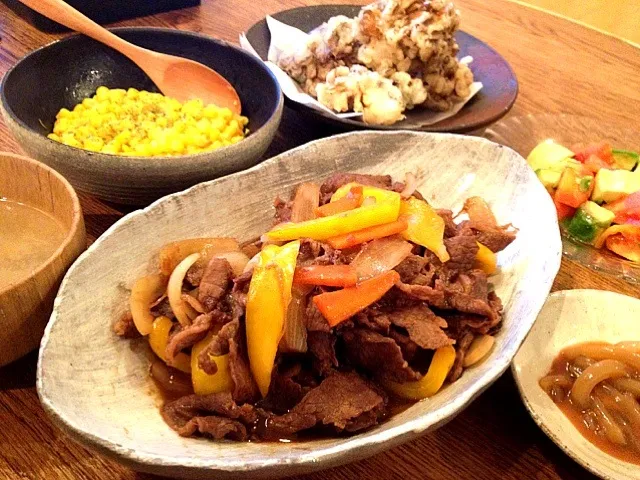 ＊今晩は…＊牛肉吉田のタレ炒め・まいたけの天ぷら・バターコーン・アボトマサラダ・おじいちゃんの塩辛|はなさん