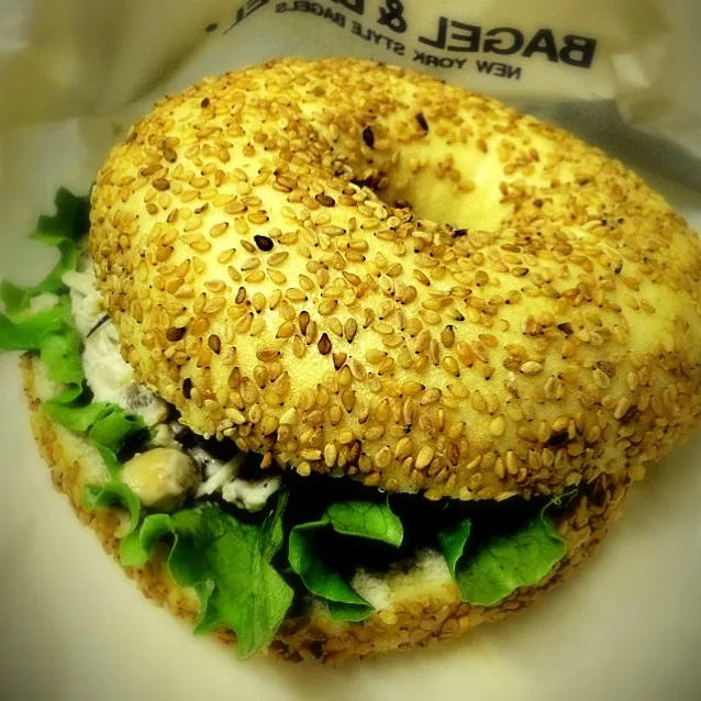 BAGEL & BAGEL  チキンと15種野菜の焙煎胡麻サラダサンド|RINさん