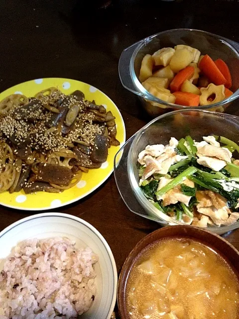 鶏胸肉とこまつなの梅蒸し  コボウレンコンこんにゃくの炒め物  じゃがいも人参ちくわぶの煮物  キャベツと油揚げの味噌汁|やなさんさん