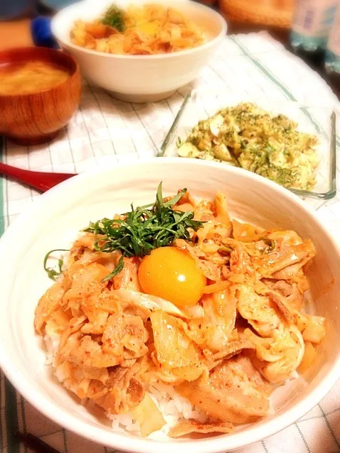 Snapdishの料理写真:晩ご飯 豚キムチ丼 アボカド卵サラダなど|晴雨さん