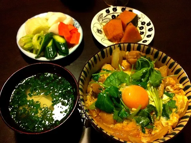 親子丼、カボチャの煮付け、お吸い物、ぬか漬け|ちよこさん