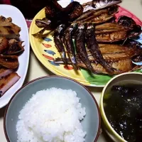 頂き物の干物と海鮮たっぷりお味噌汁、炊きたて白米♪(干物、やや焦がした｣|鈴木ひらめさん