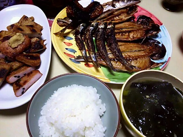 頂き物の干物と海鮮たっぷりお味噌汁、炊きたて白米♪(干物、やや焦がした｣|鈴木ひらめさん