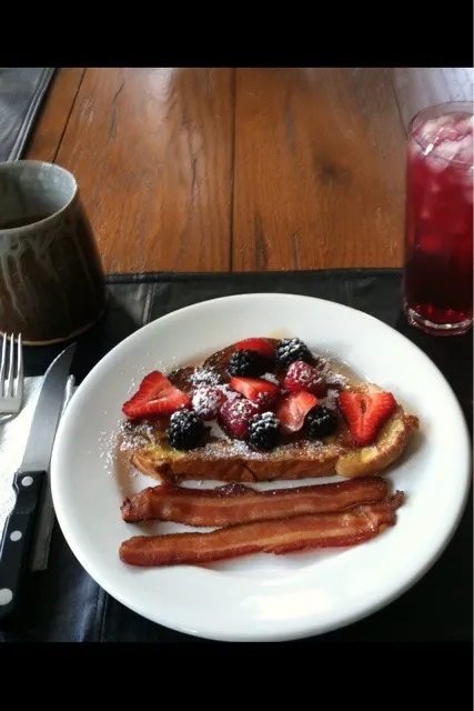 Waffles w/ fresh berries|kathy littmanさん