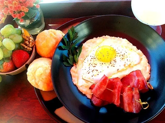 A very inviting breakfast❤ Grits, eggs turkey bacon and honey butter biscuits❤|Taste-New Americanさん