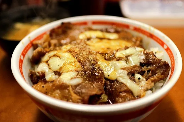 焼きチーズ牛丼|マハロ菊池さん