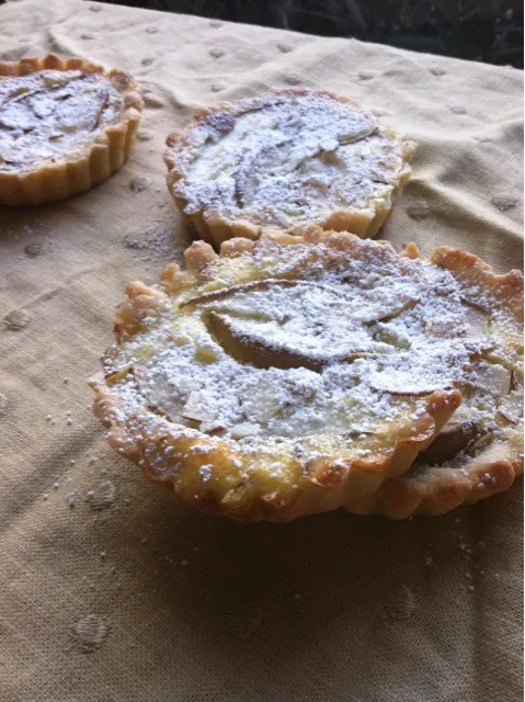 Pear-almond tartlets|Celine Cossou-Bordesさん