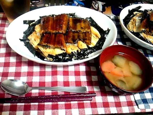 鰻と穴子のハーフ＆ハーフ丼、お味噌汁|ハルさん