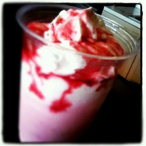 Strawberries and Cream Frappe|Angelo Alfanta Genellaさん