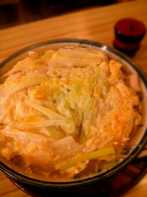 Snapdishの料理写真:新潟は急に冷え込み寒くなったので、今日のお昼はオフィス近くのお蕎麦やさんで親子南蛮。|ペネロペさん