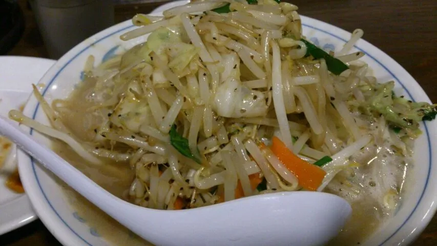 野菜の大量補給！トナリのタンメンです。野菜の味付け、マイルドなのに強めのスープ、太麺とベストマッチ！！|SATOSHI OOCHIさん