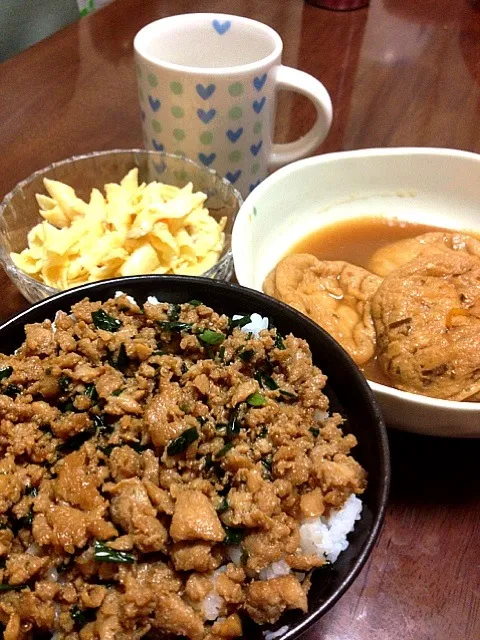 マグロそぼろの甘辛煮丼☆マカロニサラダ☆がんもどき(p*''∀`*q)|ららさん