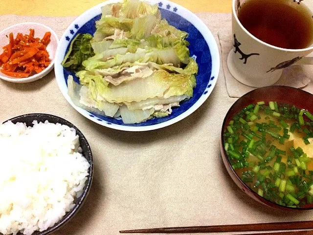 Snapdishの料理写真:白菜と豚肉のミルフィーユ蒸し、にんじんきんぴら、ねぎと豆腐の味噌汁|misakiさん