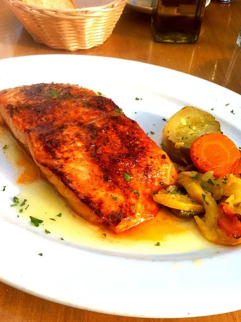 Grilled Greek style salmon w/ a side of veggies.|Kimberly H.さん