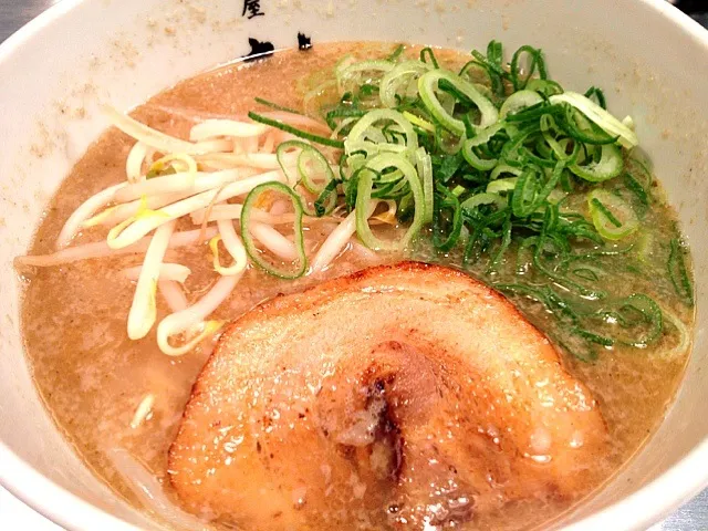 アゴ節とんこつラーメン700円。|ルーア・ブランカさん