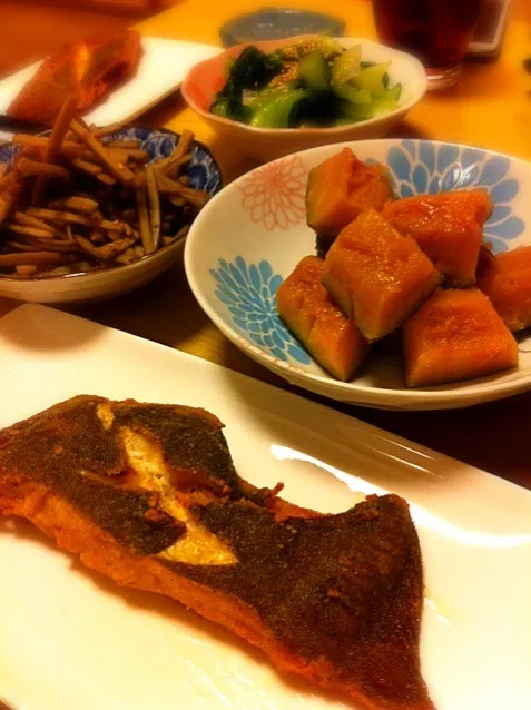 かれいの唐揚げ、かぼちゃ煮物、きんぴらごぼう、青梗菜おひたし。ハロウィンだからかぼちゃ(嘘)。|liccaさん