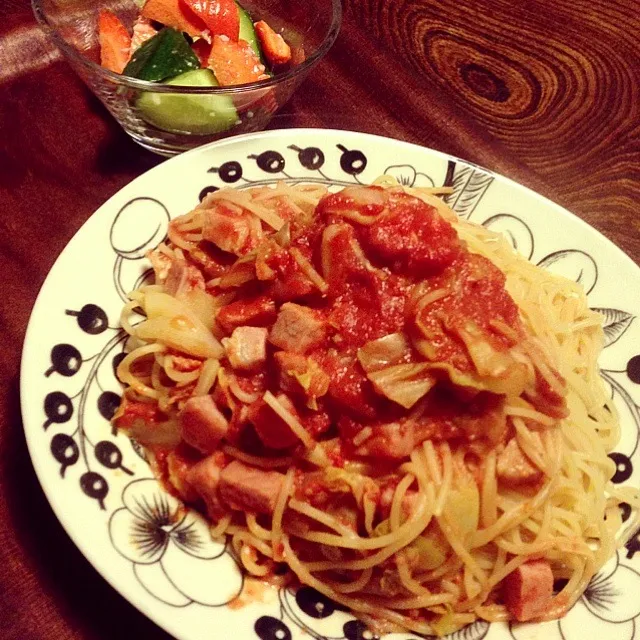 Snapdishの料理写真:10/31晩御飯  キャベツとハム、クリームチーズのパスタ  きゅうりと人参の塩麹和え  ＊パスタの量が罰ゲーム並＊|yukiyamasakiさん