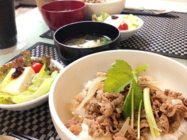 あまい牛丼＆野菜たっぷり味噌汁＆豆腐サラダ( ´ ▽ ` )ﾉ|Sasaさん