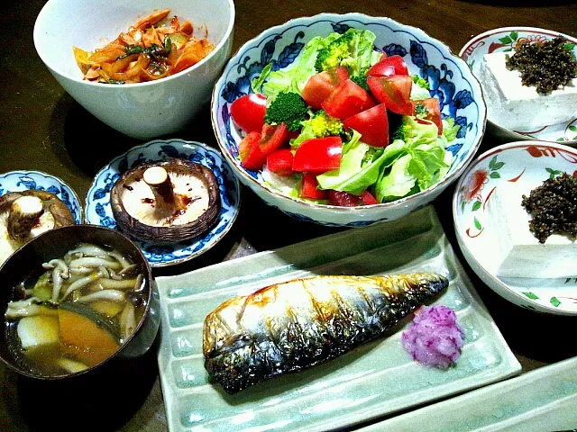 鯖焼き。南瓜と里芋、シメジのホクホク汁。椎茸焼き。豆腐の紫蘇の実の佃煮味噌（自家製）かけ。サラダ。玉葱、チンゲン菜とソーセージ炒め。|mami_pitschiさん